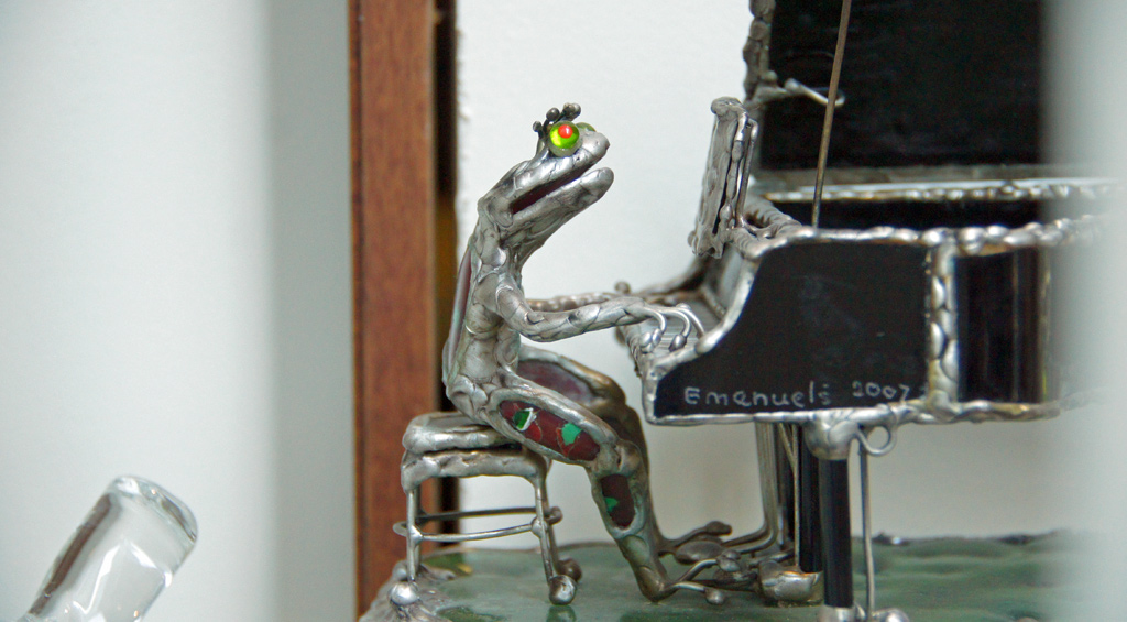 sorabji.com: Froggie in the Window